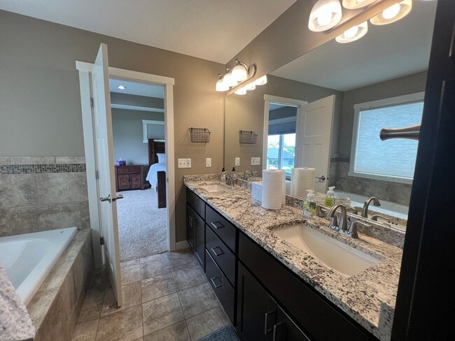 Building Photo - Beautiful 5-bed, 3.5-bath Single Family Home!