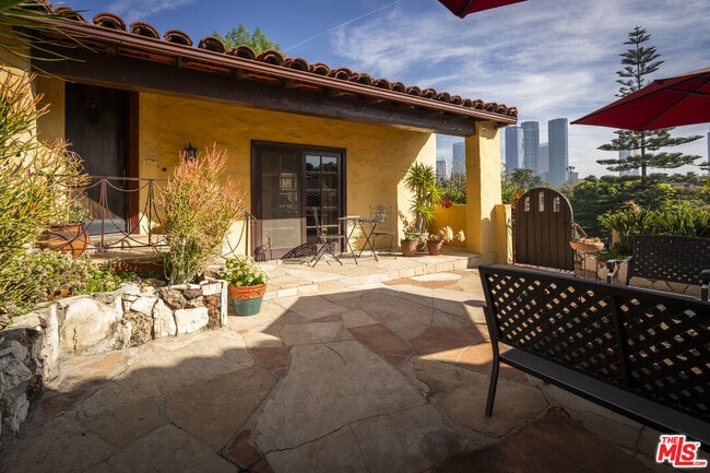 Building Photo - 2005 Holmby Ave