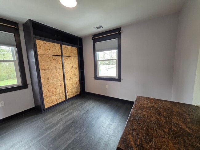 Building Photo - Charming 2BR with Walk-Out Basement, Fenced Yard & Flexible Murphy-Bed Office