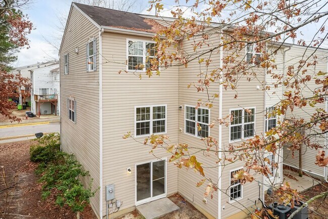 Building Photo - Beautiful Townhouse w/ 1st Floor Bedroom