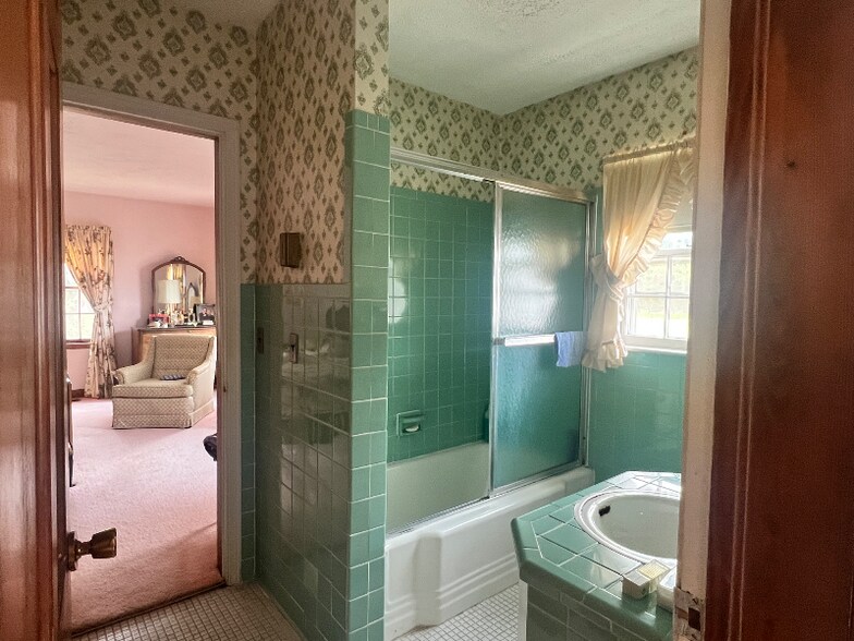 Building Photo - 920 Riverview Dr