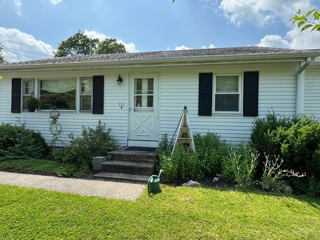 Building Photo - Beautifully Maintained 2 Bedroom Single Fa...