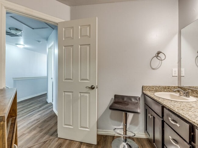 Building Photo - Charming 2-Bedroom Townhouse: Comfort and ...