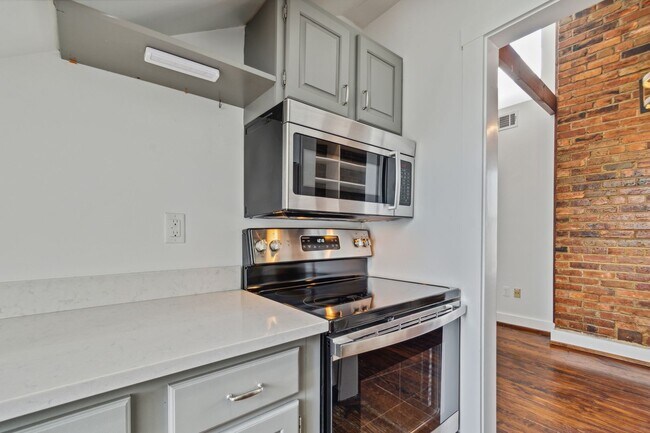 Building Photo - Available Now! Georgetown! Professionally Managed High End 1 Bed/ 1 Bath Condo