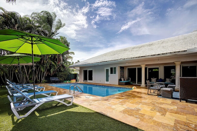 Building Photo - 2325 Barcelona Dr