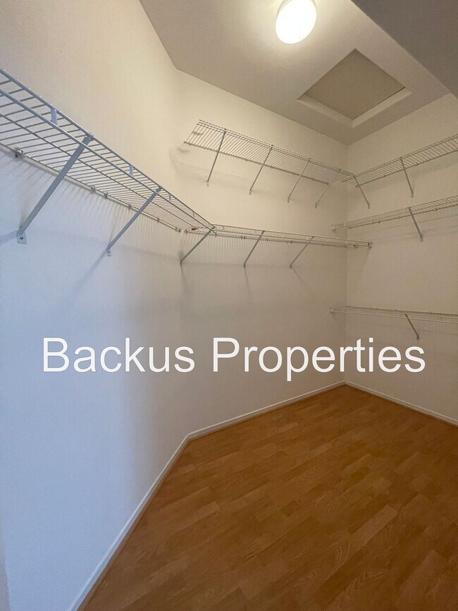 Building Photo - Wonderful four bedroom home close to shopping centers and parks