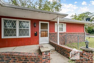 Building Photo - Spacious 2 Bedroom Duplex!