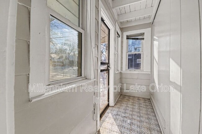 Building Photo - 419 W Iroquois Rd