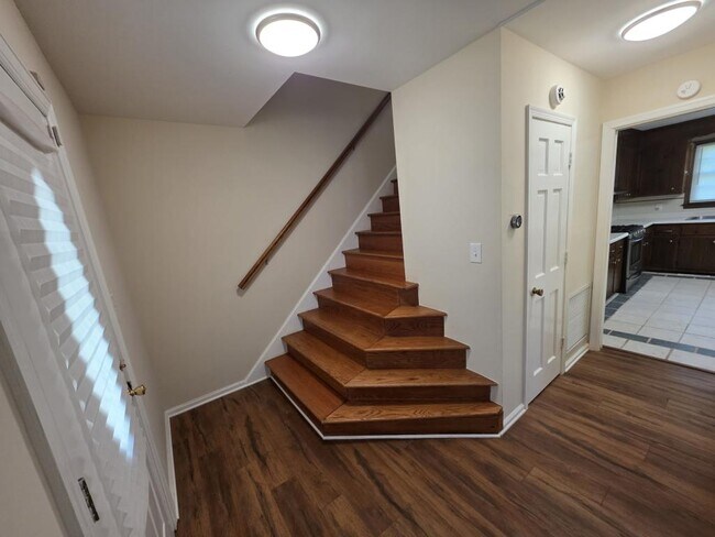 Building Photo - 212 Stratford Dr