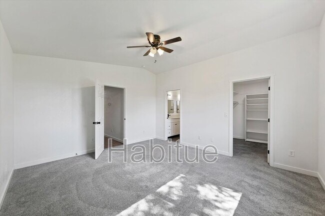 Building Photo - 2041 E Oakridge Ct