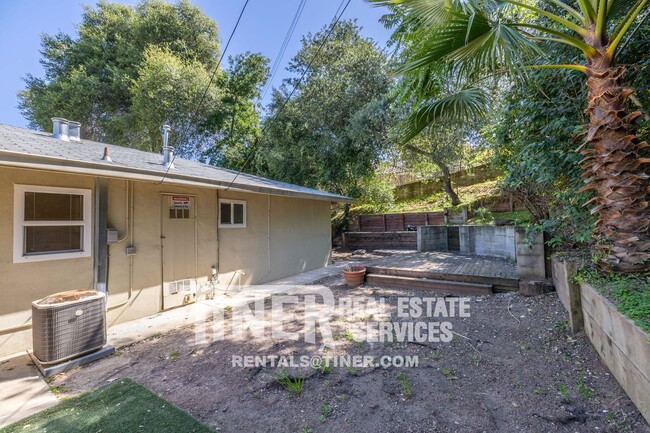 Building Photo - Charming Old Fair Oaks Duplex!