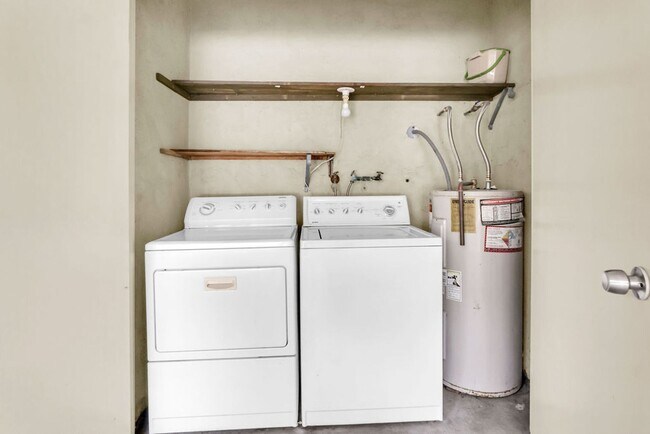 Building Photo - Spacious three bedroom with office in Prim...