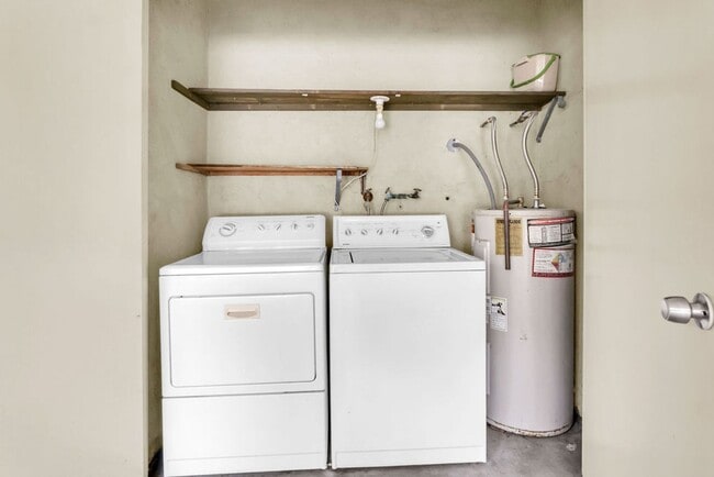 Building Photo - Spacious three bedroom with office in Prime UTC/UCSD Location! Available immediately!