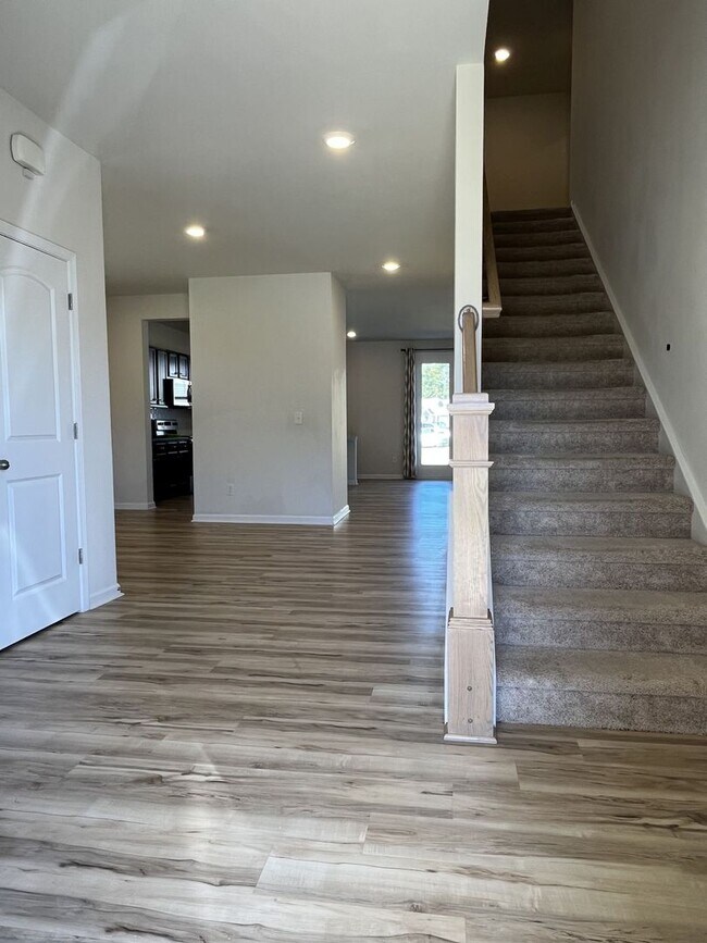 Building Photo - Spacious 5 Bed home in East Charlotte