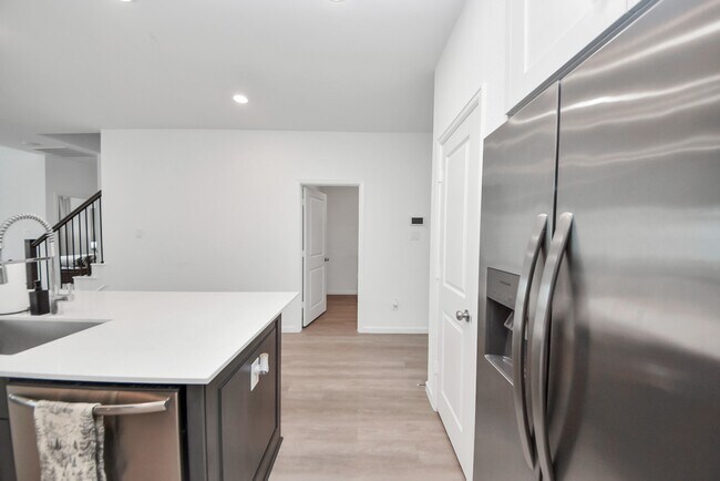 Building Photo - 4946 Sky Blf Dr
