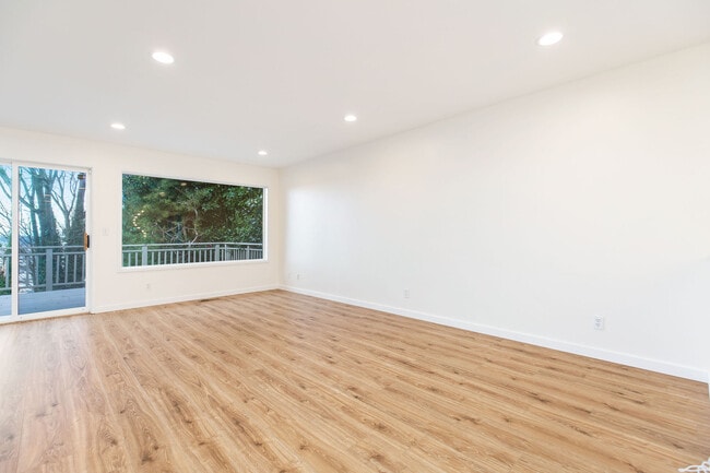 Building Photo - 4403 Powell Pl S