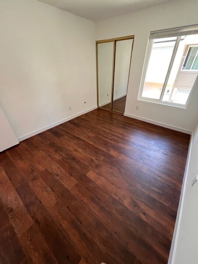 Building Photo - 3 bed 1.5 bath 2 story condo in Park Place...