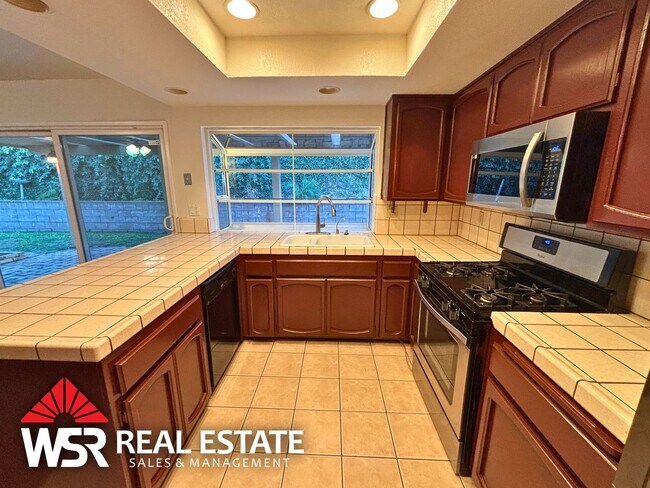 Building Photo - Spacious 5 Bedroom Home Near Victoria Ave with Easy Freeway Access