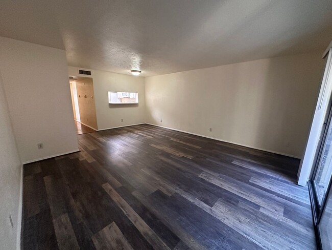 Building Photo - Spacious 2 story townhome in gated and gua...