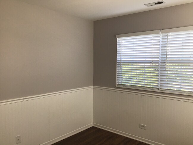 Building Photo - 1559 Parkside Dr