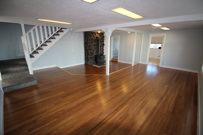 Building Photo - Spacious 3-Bedroom, 2-Bath Apartment for R...