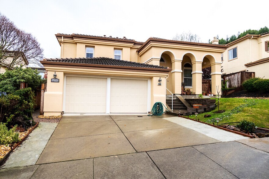 Main house - 1008 Ridgeview Dr