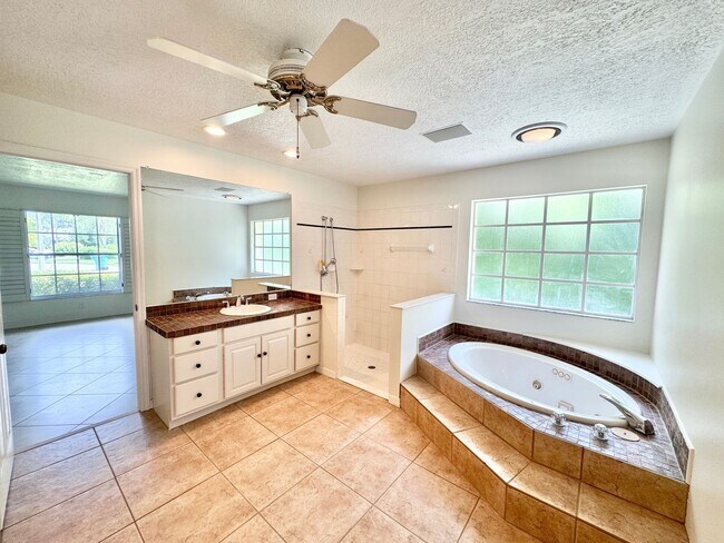 Building Photo - ** BERKSHIRE LAKES ** 3 BED + DEN / 2.5 BA...