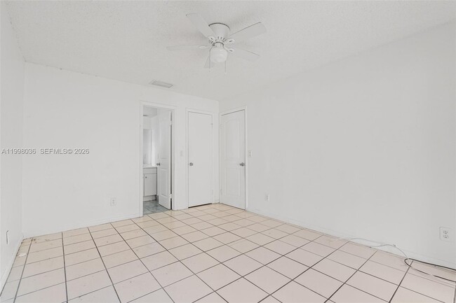 Building Photo - 6916 SW 37th St