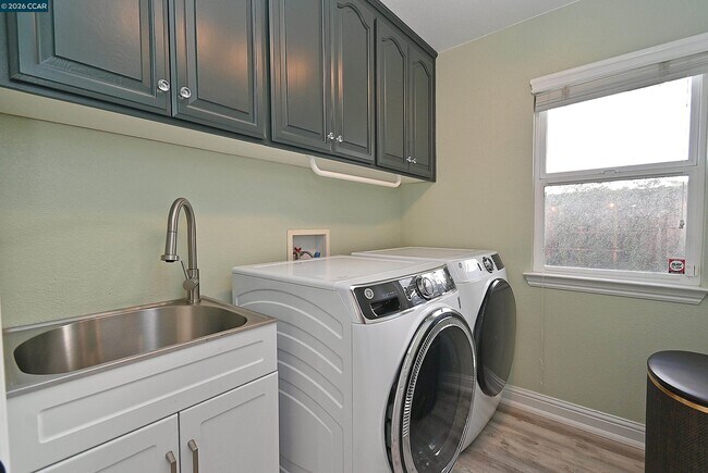 Building Photo - 829 Deer Spring Cir