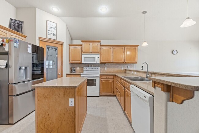 Building Photo - Move-in ready 3 Bed, 2.5 Bath, 3 Car, BA Schools