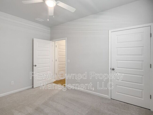 Building Photo - 2048 Longhorn Ln