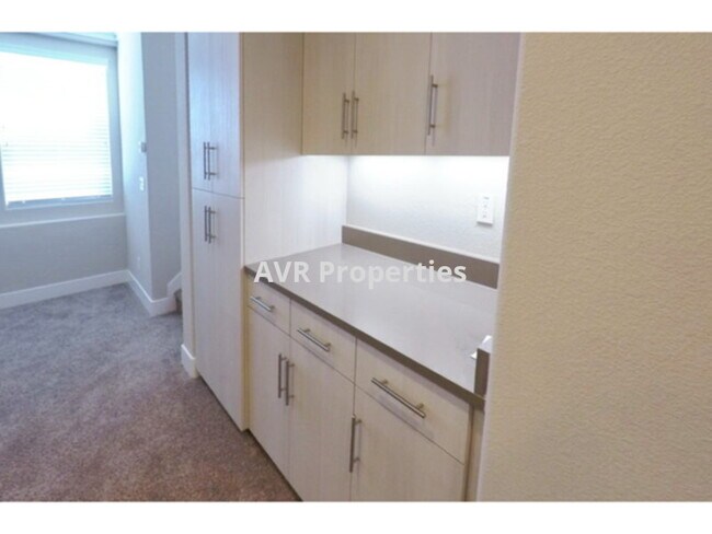 Building Photo - Beautiful Dublin townhome with fantastic kitchen
