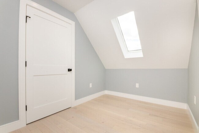 Building Photo - 140 Otis St