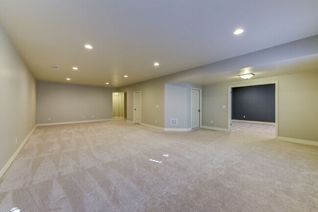 Building Photo - Breathtaking 4 Bedroom 3 Bedroom Ranch Style Home with Finished Basement!!