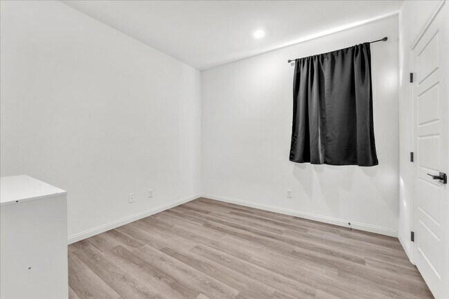 Building Photo - Gorgeous Five Bedroom in the SW! Solar panels!