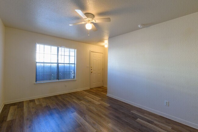 Building Photo - SECTION 8 ACCEPTED & RENT SPECIAL - AVAILA...