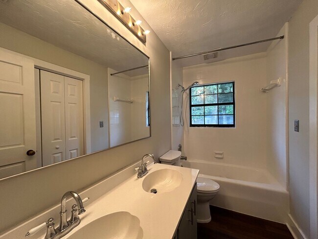 Building Photo - STUNNING 4BR/2BA Home with PRIVATE POOL & ...
