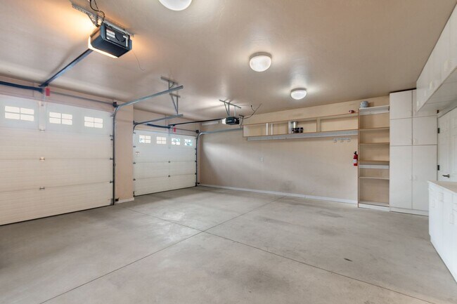 Building Photo - Wonderful Townhome On Eagle Bend Golf Course!