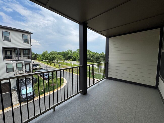 Building Photo - Stylish 3 Bed 2.5 Bath Interior Townhome I...