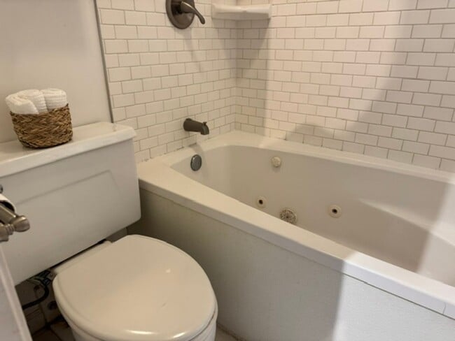 Building Photo - One Bedroom in Honolulu at Queens Villa