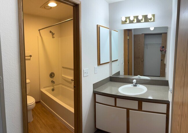 Building Photo - Spacious 3 bedroom 2 bathroom apartment with Garage and W/D.