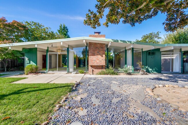 Building Photo - Eichler with Top Sunnyvale Schools