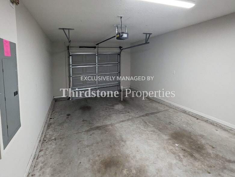 Building Photo - 463 W 59th St