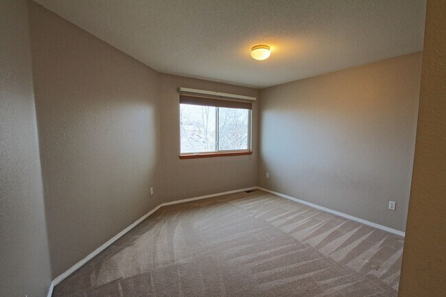 Building Photo - 1319 Iris Cir