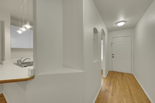 Building Photo - $1,950- 2 Bed, 2 Bath Townhouse in Denver with Washer and Dryer!