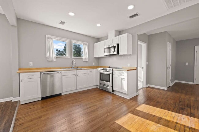 Building Photo - Renovated 3 Bed • 1.5 Bath Upstairs Unit -...
