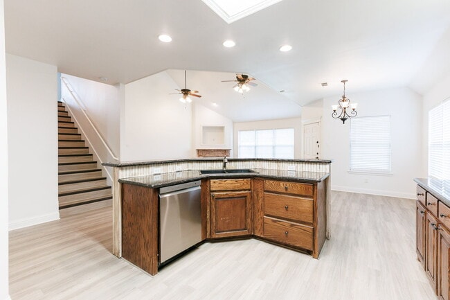 Building Photo - Gorgeous 4 bed 2.5 bath!
