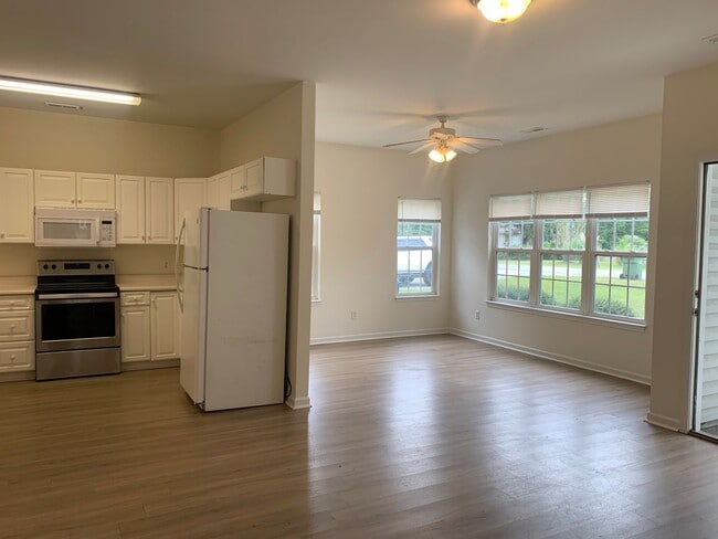 Building Photo - $500 OFF 1ST MONTHS RENT! 3 Bedroom 2 Bath...