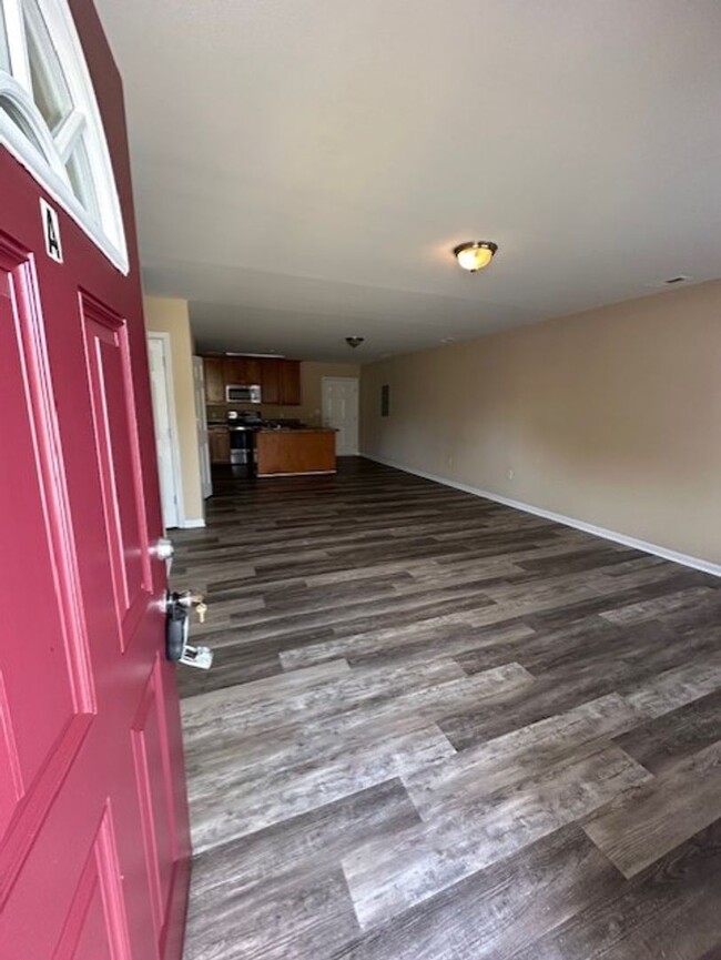 Building Photo - 3 Bedroom 2 Bathroom Duplex