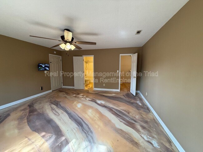 Building Photo - 916 Spring Hill Ct
